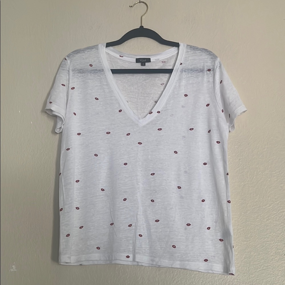 💋Rails Cara Kisses White V-Neck Linen Blend Tee with Red Lips 💋